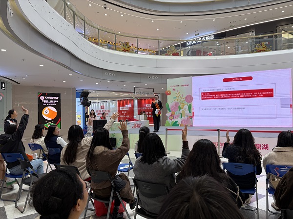 法润巾帼心 维权与爱行——鼎湖区法院开展“三八”妇女维权周法治宣传活动