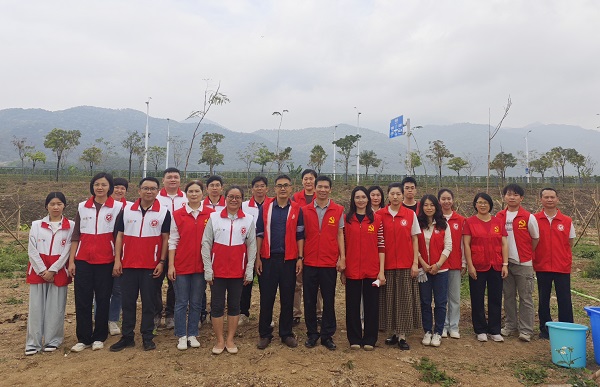 红心向党，植树增绿——鼎湖区法院开展 “我为绿美乡村种棵树”主题党日活动